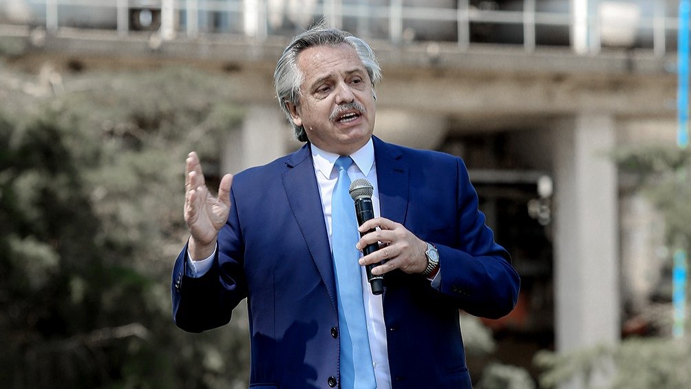 Alberto Fernández en la entrega de viviendas en Ezeiza: «Devaluar es fácil, pero es una máquina de generar pobreza»