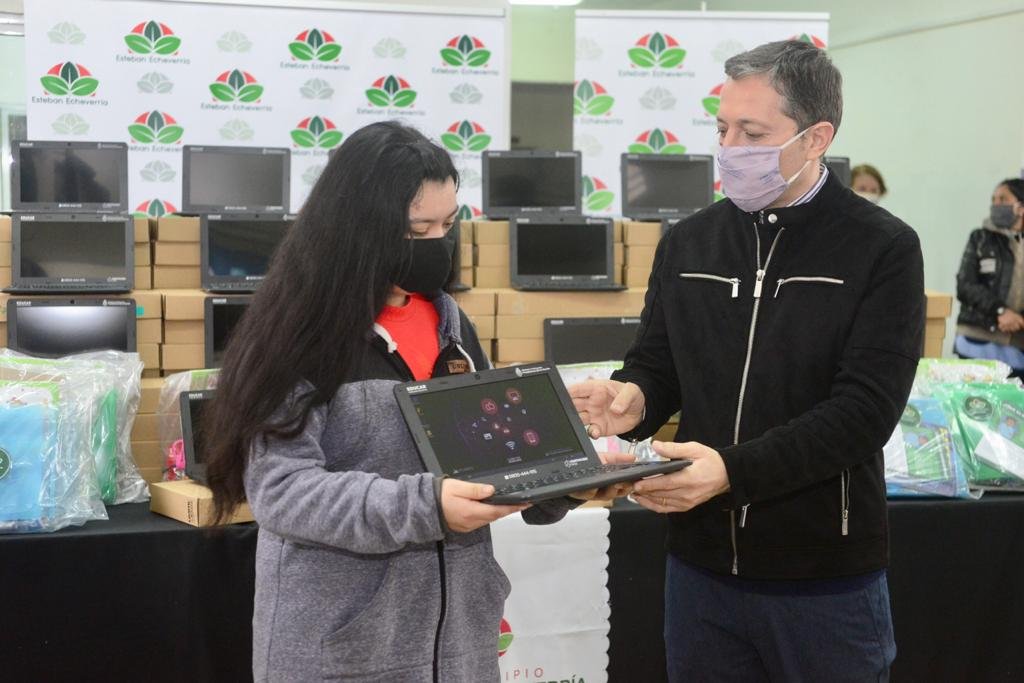 Gray entregó netbooks a estudiantes del distrito