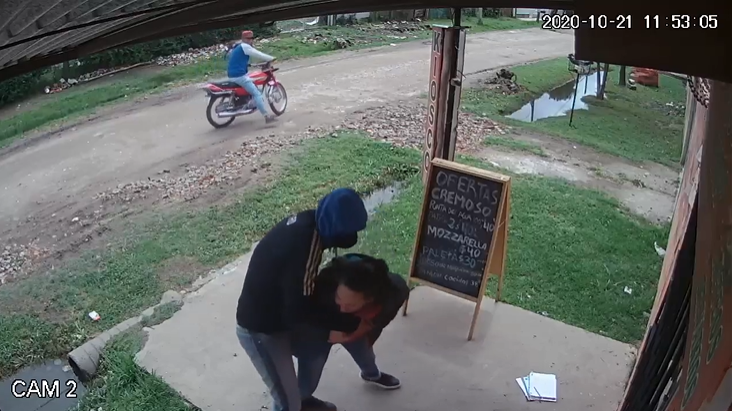 Moreno: una joven fue arrastrada y asaltada por motochorros frente a un kiosco