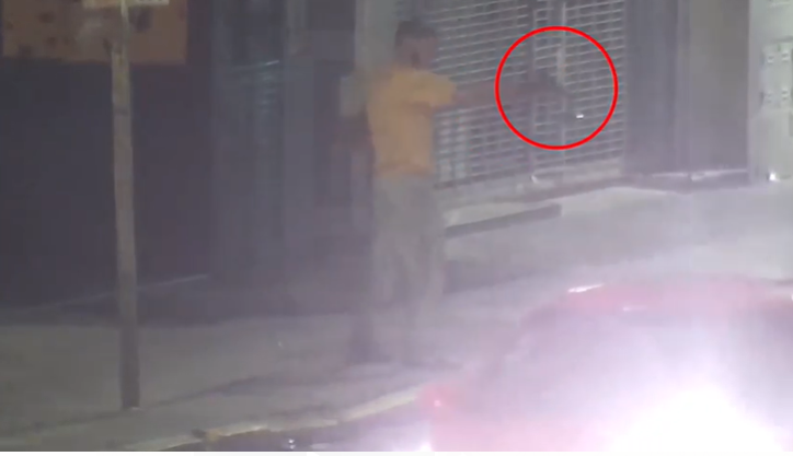 Lanús: detienen a un hombre con una réplica de arma de fuego en una parada de colectivos