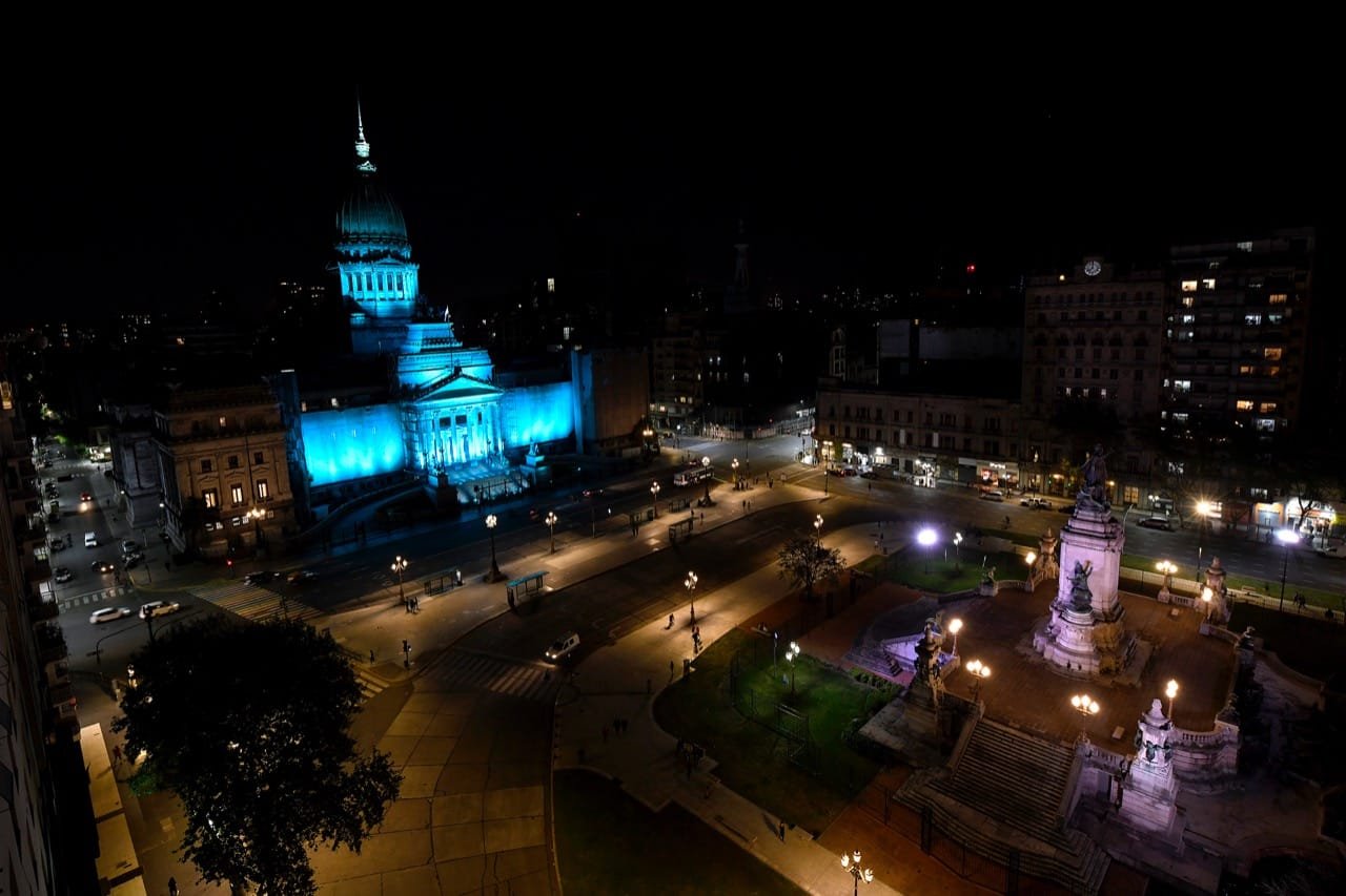 El Congreso se ilumina de turquesa por el Día Mundial de la Dislexia