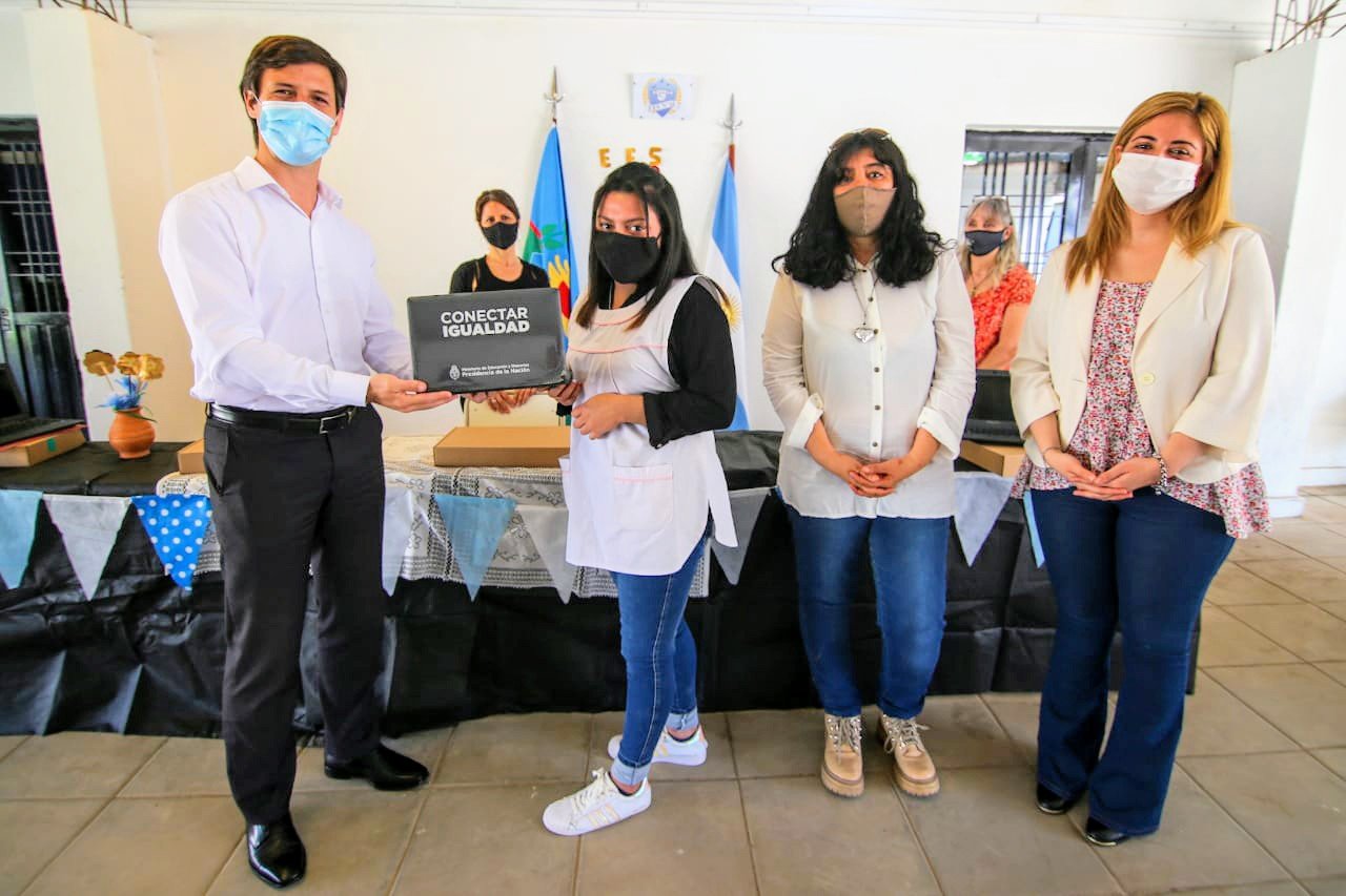 El Municipio continúa con la entrega de netbooks