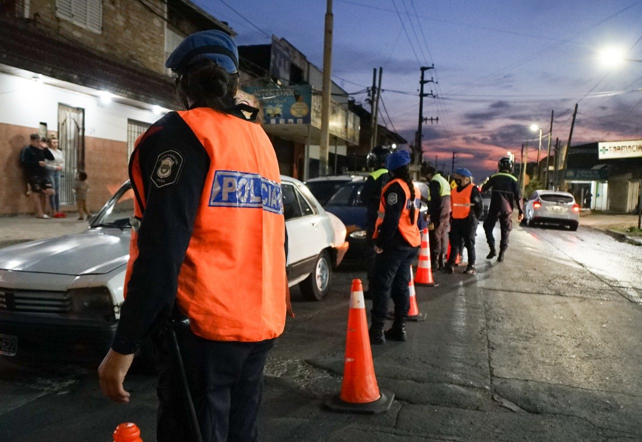 Dos detenidos y 10 motos incautadas en operativo vehicular en el límite con Lomas de Zamora