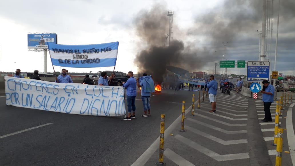 Reclamo en Puente La Noria: protesta de los trabajadores de la línea 145
