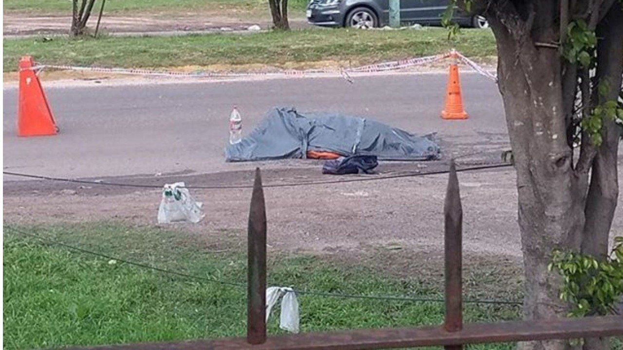 Berazategui: buscan dar con un conductor que, en rojo, atropelló y mató a un peatón