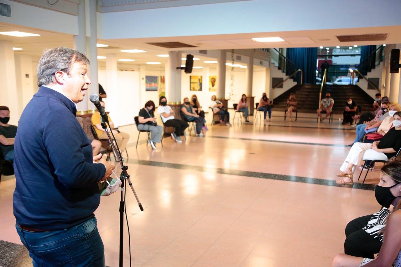 Cascallares junto a voluntarios que asisten a vecinos en la pandemia