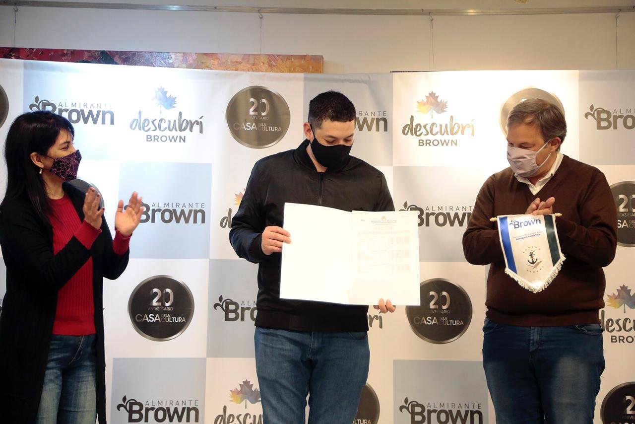 Cascallares encabezó junto a Provincia la entrega de títulos y libros del Plan Fines