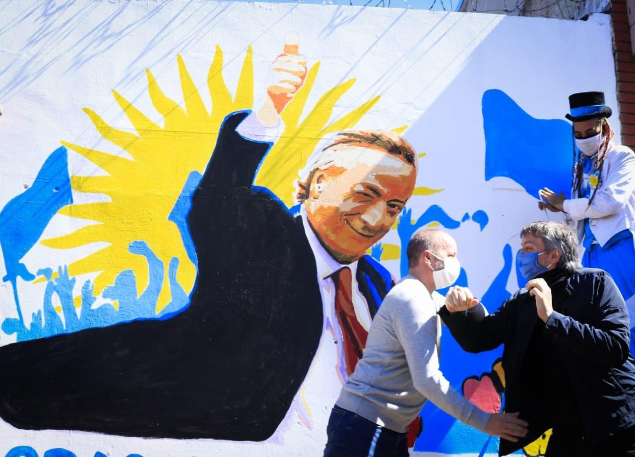 En el décimo aniversario de la muerte de Néstor Kirchner, Insaurralde y Máximo recorrieron en Lomas una galería de arte a cielo abierto con murales temáticos