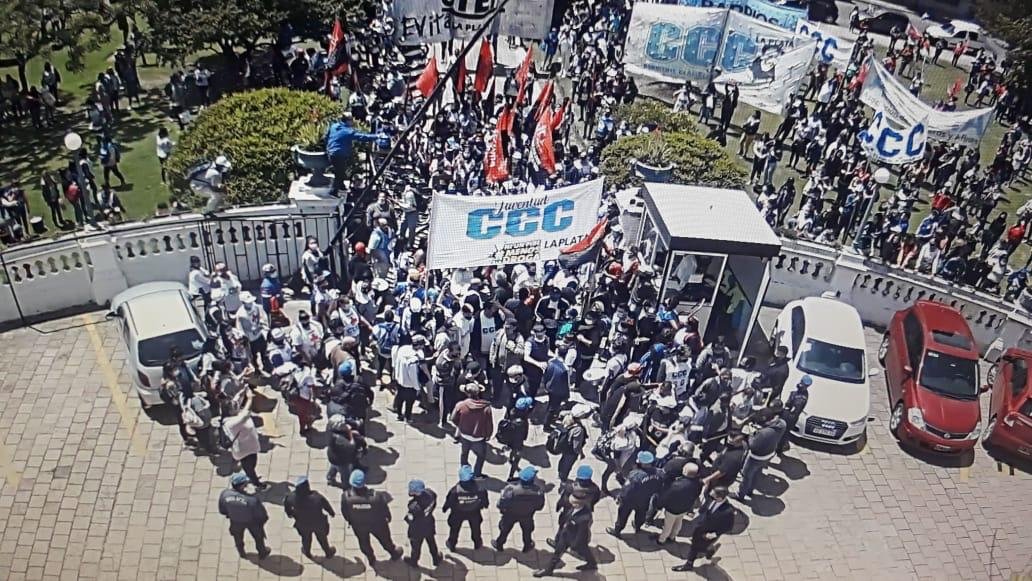 Organizaciones políticas y sociales intentaron tomar el Palacio Municipal de La Plata