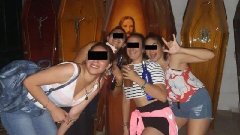 Indignación en redes sociales: un grupo de jóvenes hizo una fiesta clandestina en un depósito de ataúdes