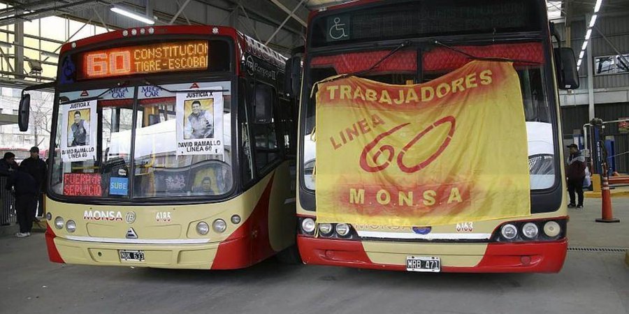 Trabajadores de la Línea 60 realizan un corte parcial en Puente Saavedra en reclamo de paritarias