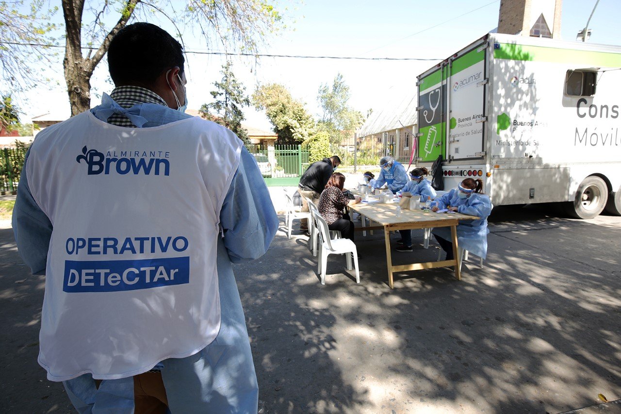 Operativo sanitario en José Mármol con Detectar, hisopados y vacunación