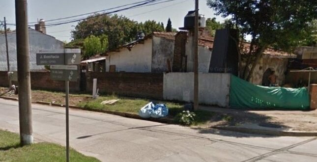 Balean a una policía en una mano al intentar robarle el auto en Castelar