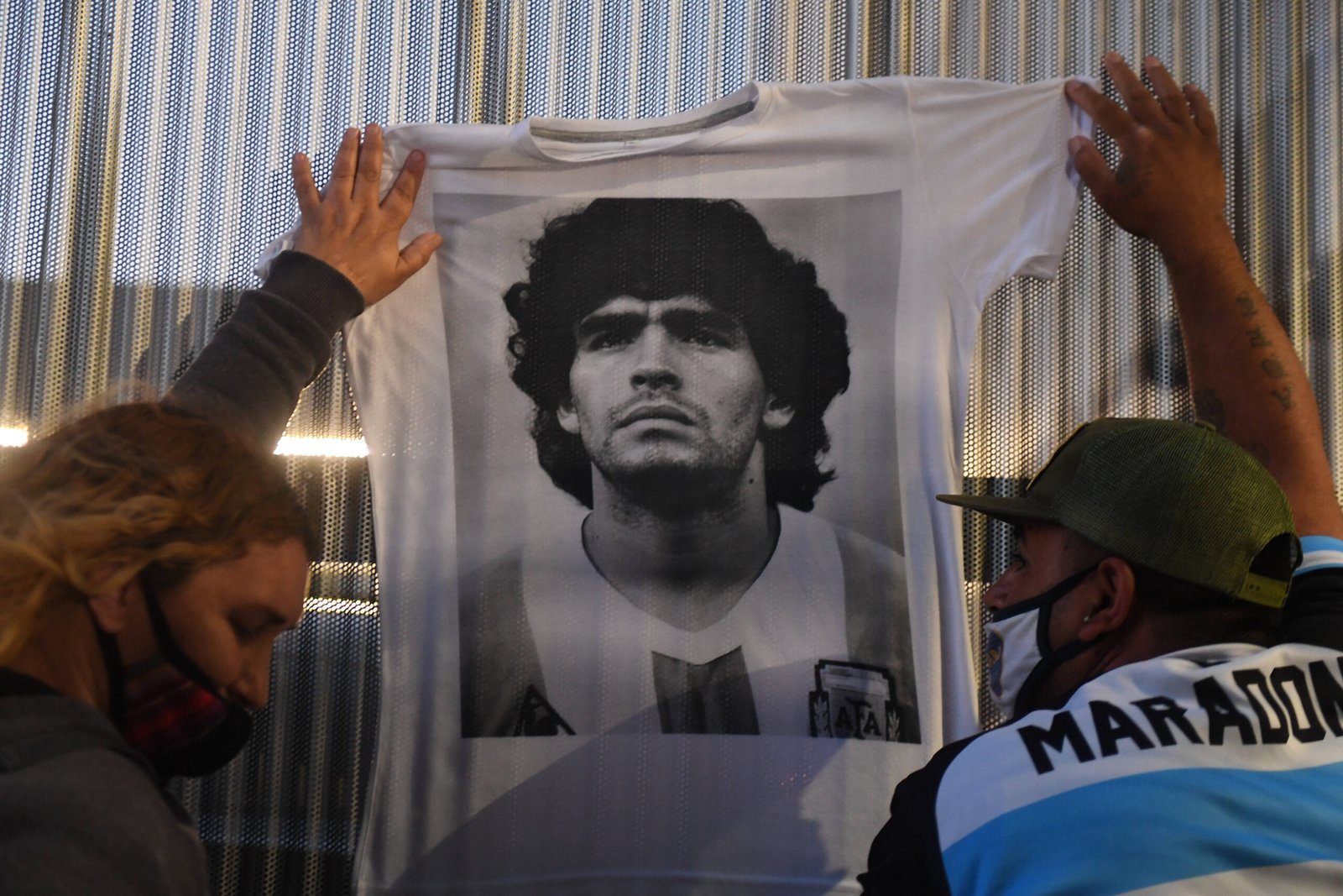 Afirman que fue «exitosa» la operación a Maradona por un hematoma subdural