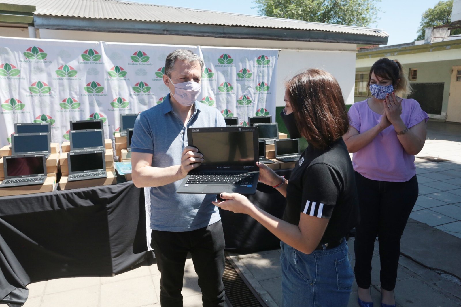 Fernando Gray ya entregó 1.250 netbooks en el distrito