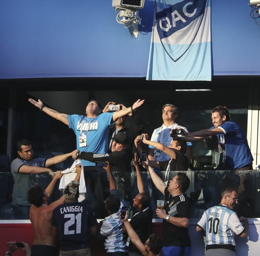 Una imagen que recorrió el mundo: la historia de la bandera de Quilmes que se hizo famosa gracias a Maradona