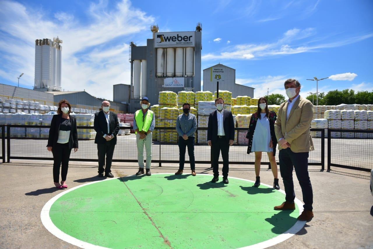 Otermín y Nardini recorrieron la planta de Weber Saint-Gobain en Malvinas Argentinas