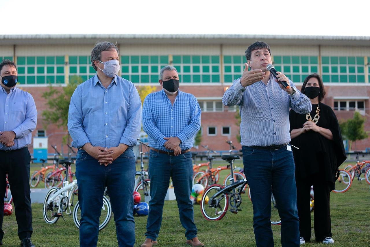 Arroyo, Cascallares e intendentes entregaron bicicletas y kits deportivos a clubes de barrio