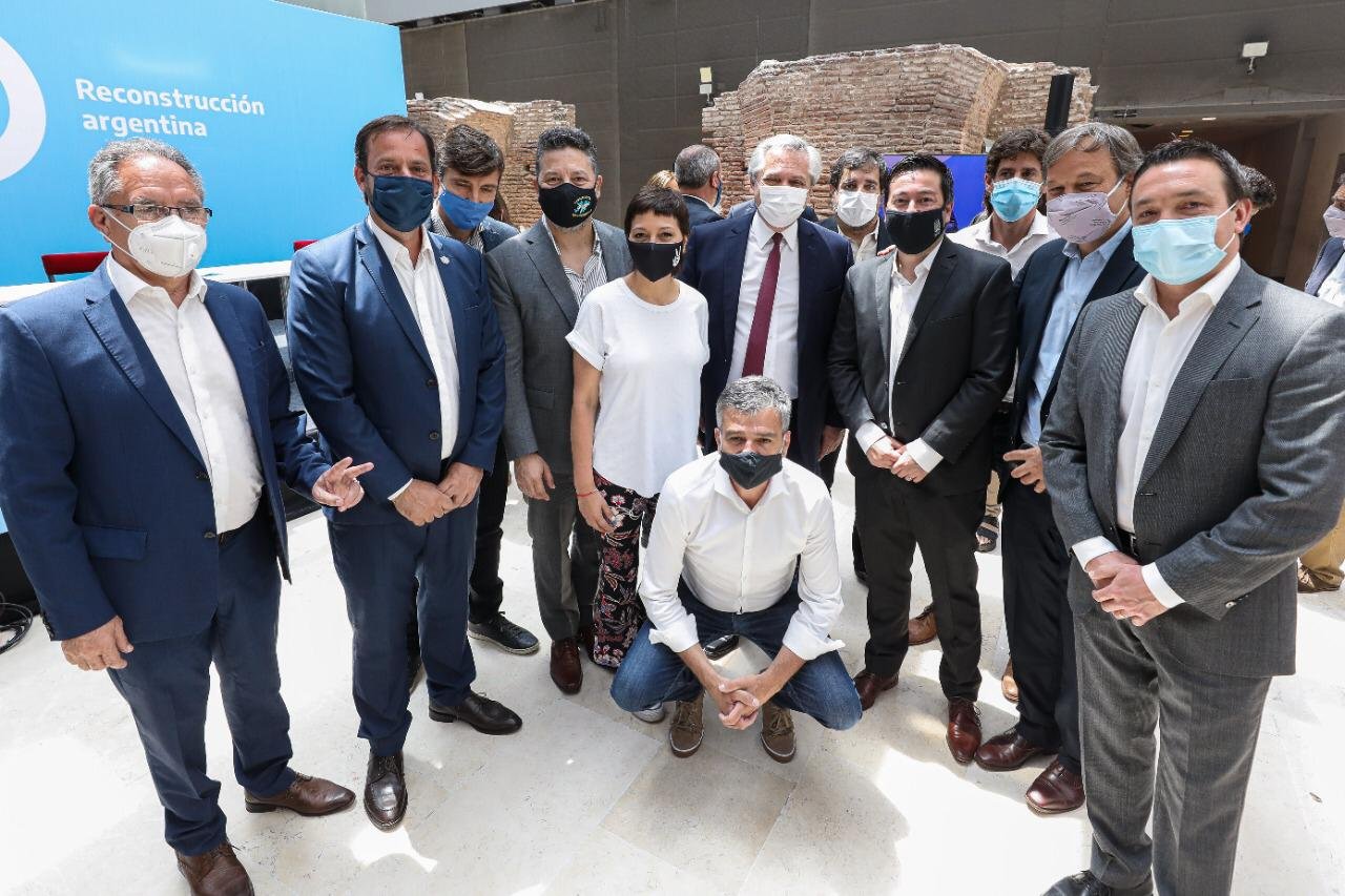 Cascallares junto a Alberto Fernández en anuncio para las infancias