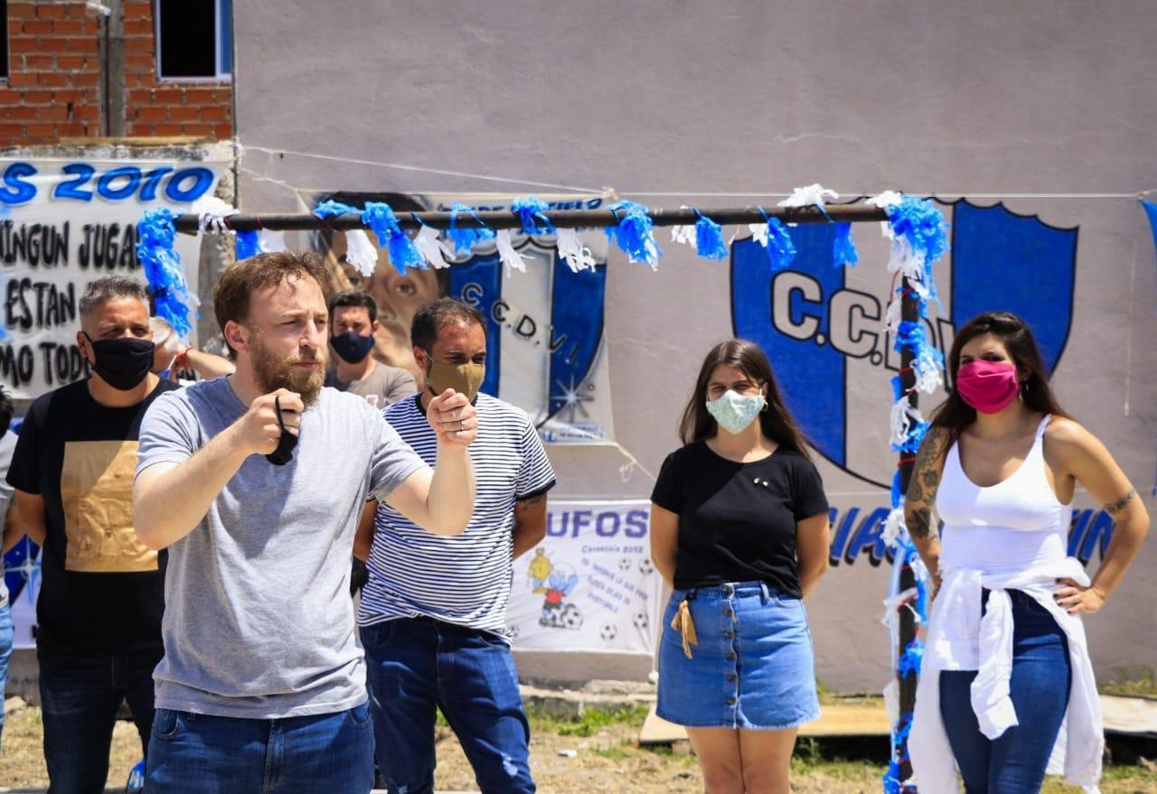 Otermín en el club Villa Independencia de Parque Barón: “Queremos que los pibes y pibas de Lomas sean felices”