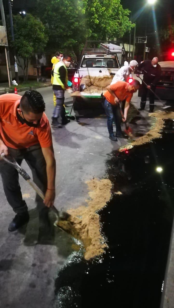Defensa Civil, Policía Ecológica y Bomberos trabajaron en conjunto ante un derrame de combustible