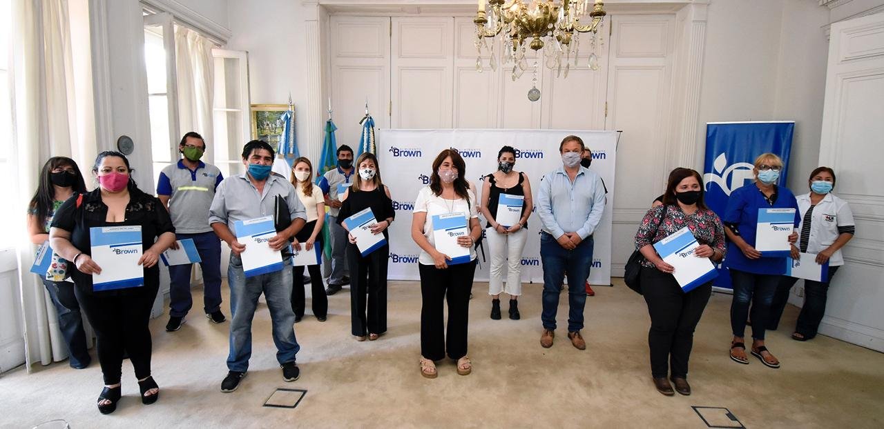 Cascallares entregó a Municipales decretos de pases a planta