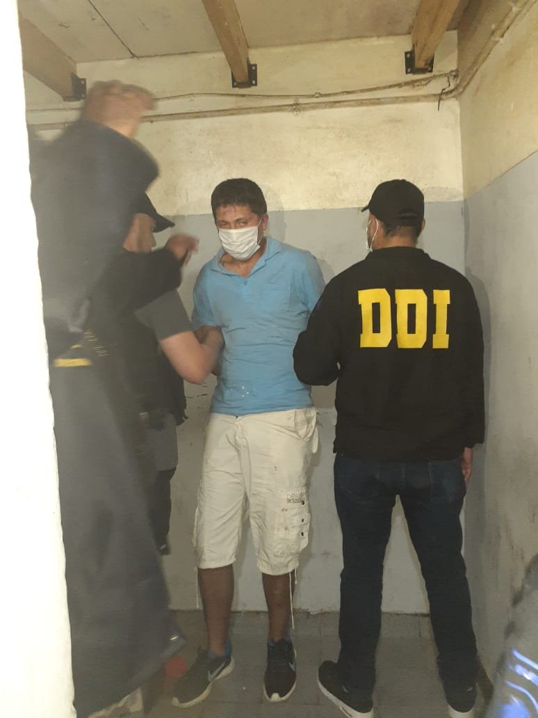 Sabían que el prófugo del doble crimen de Barracas se escondía en Claypole y lo detienen cuando sale a comprar