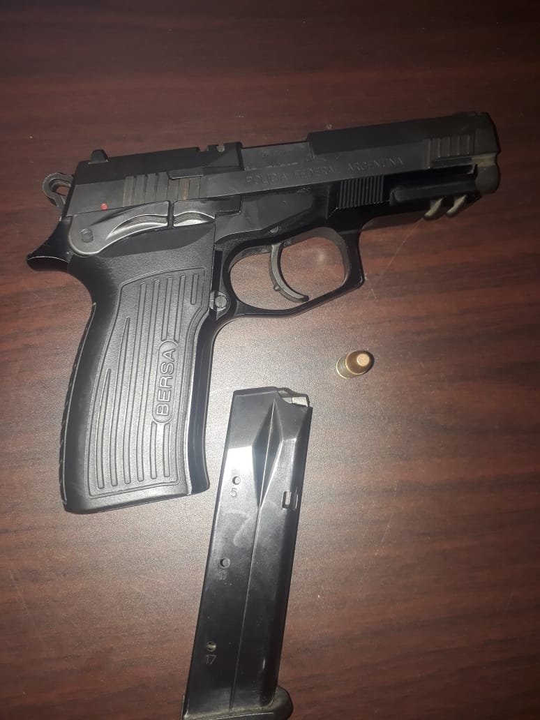 Longchamps: quisieron sorprenderlo para robarle el auto, pero era un policía