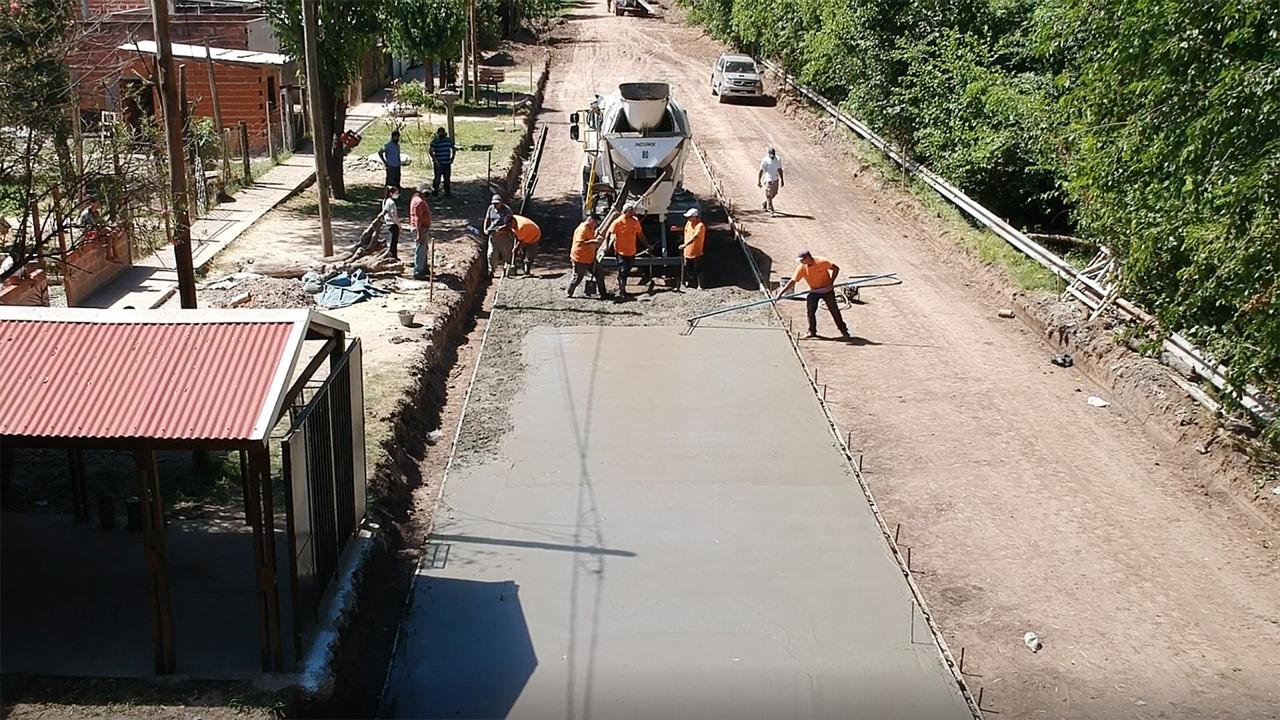 Brown: el Municipio avanza con las obras de pavimentación en diferentes localidades