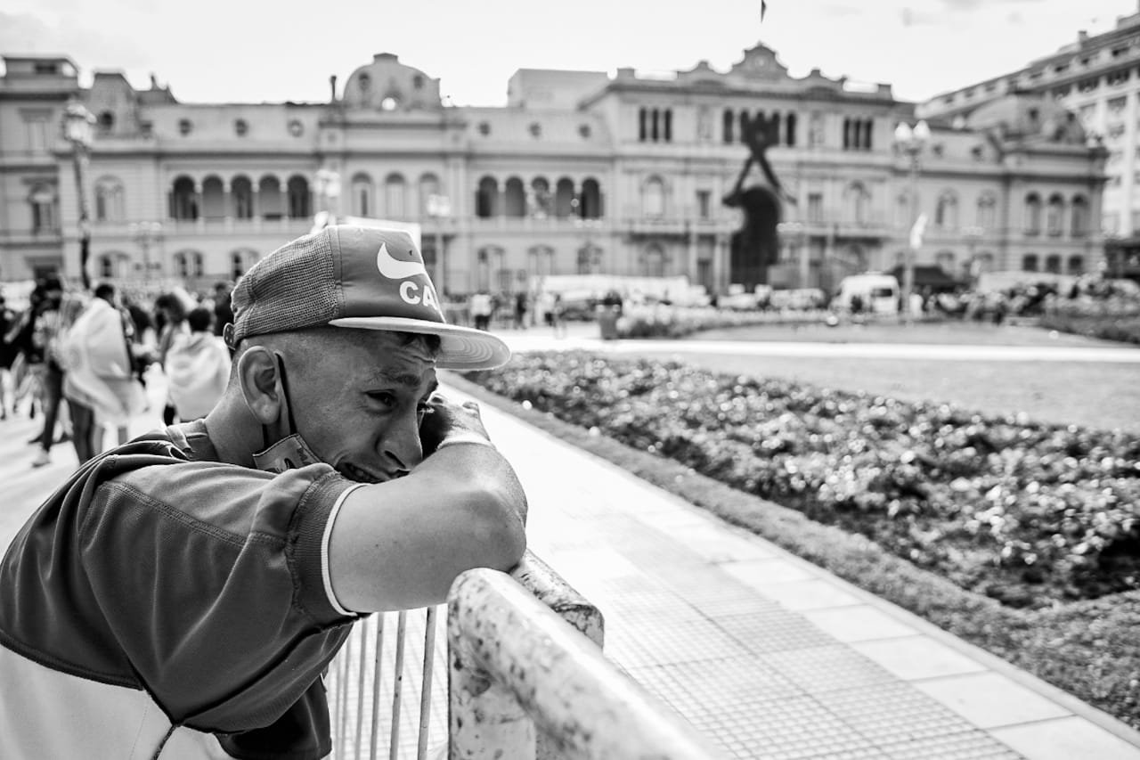 El pueblo colmó las calles para despedir a Maradona en una jornada emotiva empañada por desbordes