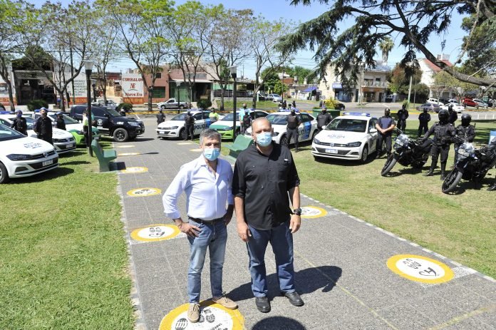 Zabaleta-y-Berni-entregaron-nuevos-moviles-policiales-para-reforzar-la-seguridad-en-Hurlingham-696x463