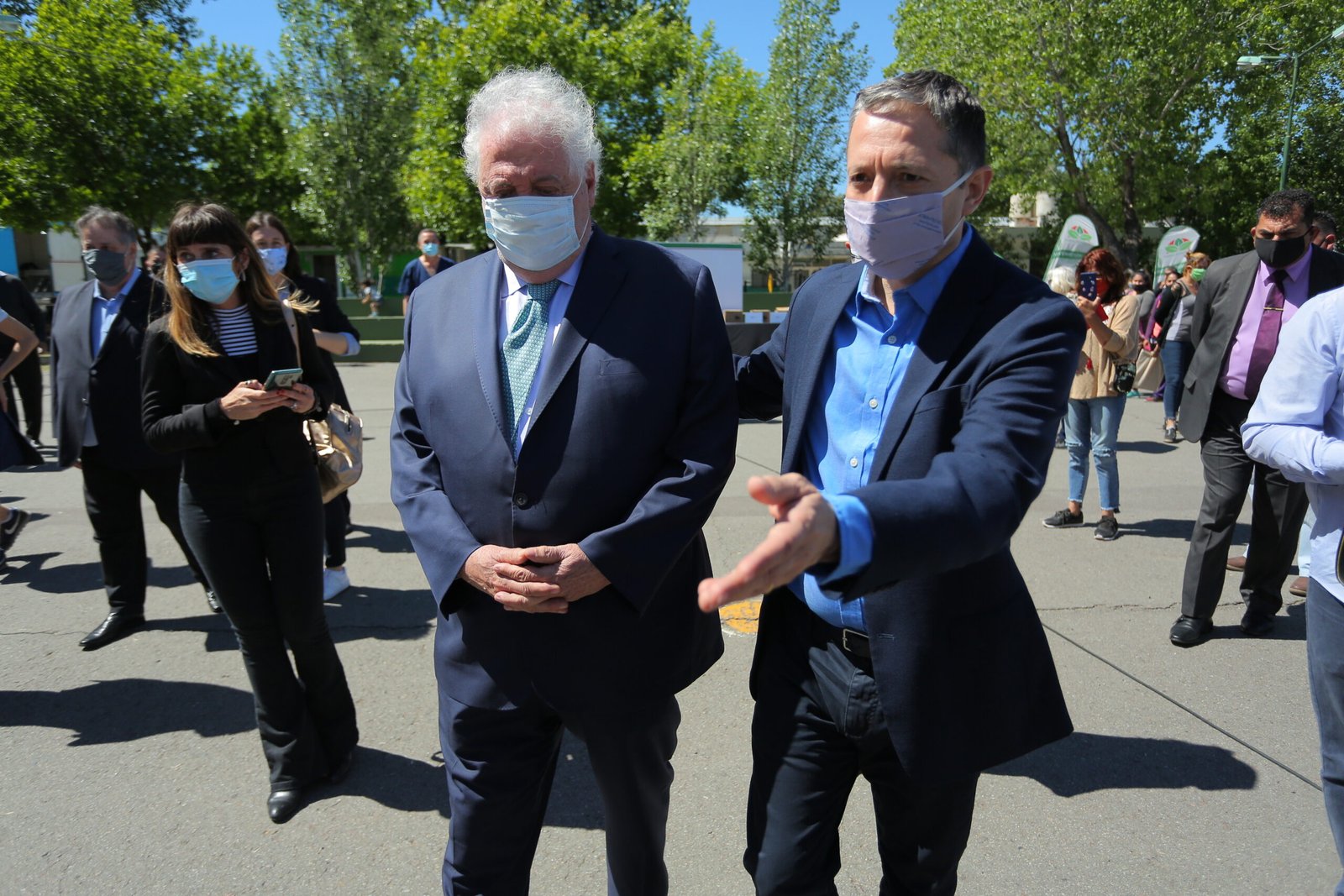 Fernando Gray junto a Ginés González García y Daniel Gollán en la campaña de vacunación