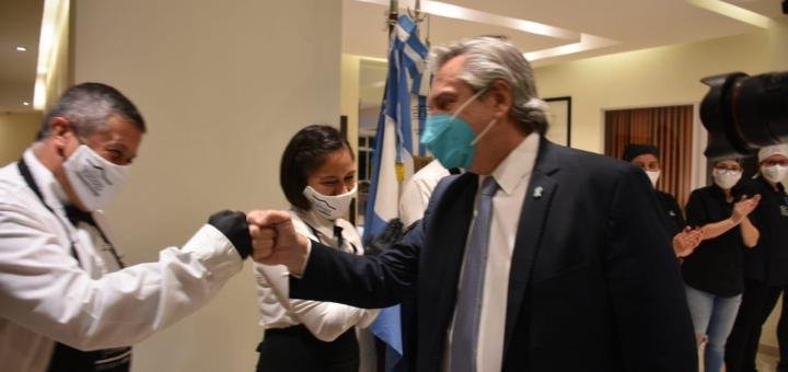 Fernández dio negativo en coronavirus pero se aislará por un positivo de Béliz