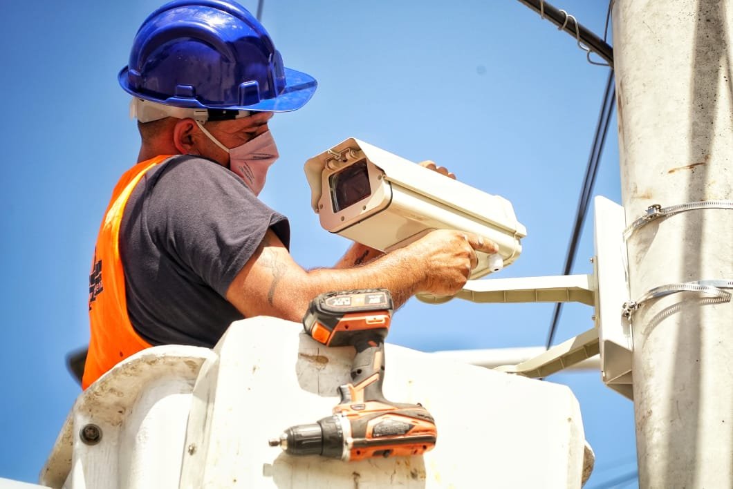 Continúan colocando cámaras de seguridad en Luis Guillón