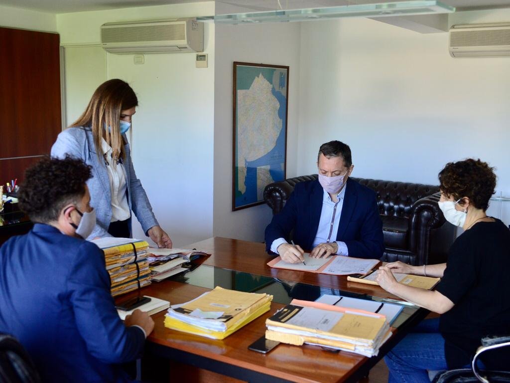 Gray firmó la incorporación de un espacio verde para el barrio La Morita