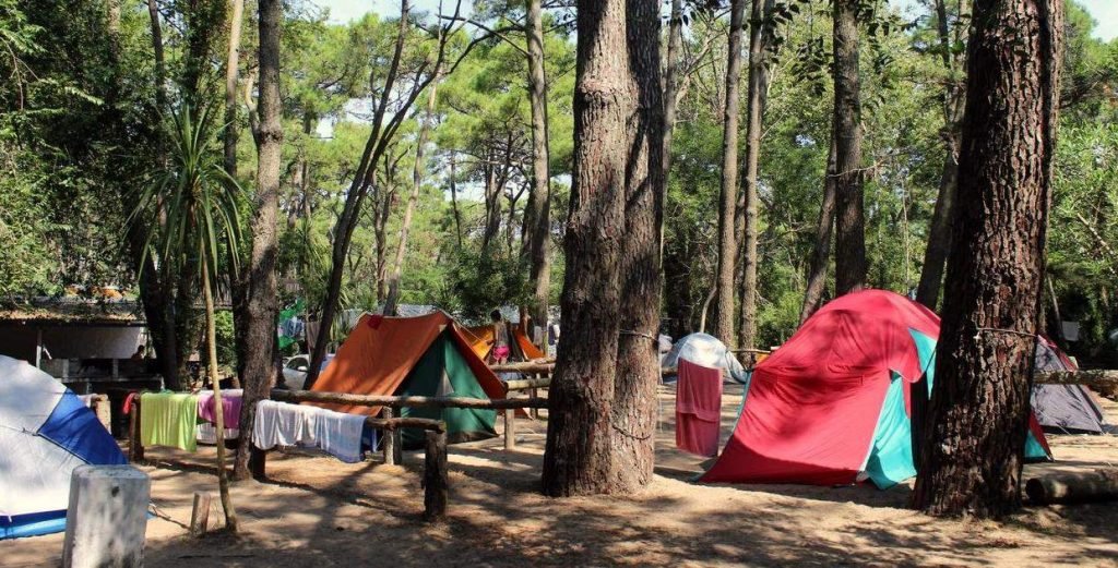 Confirman que los campings podrán abrir y hoteles no podrán encender aires acondicionados