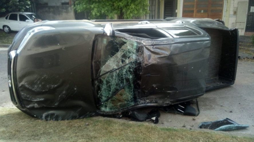 Quilmes: vecinos pensaron que era otro accidente de tránsito, pero eran delincuentes que escapaban de la policía