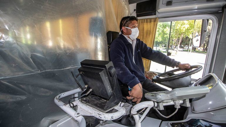 En horarios pico: hasta 10 personas paradas en colectivos y una por metro cuadrado en trenes