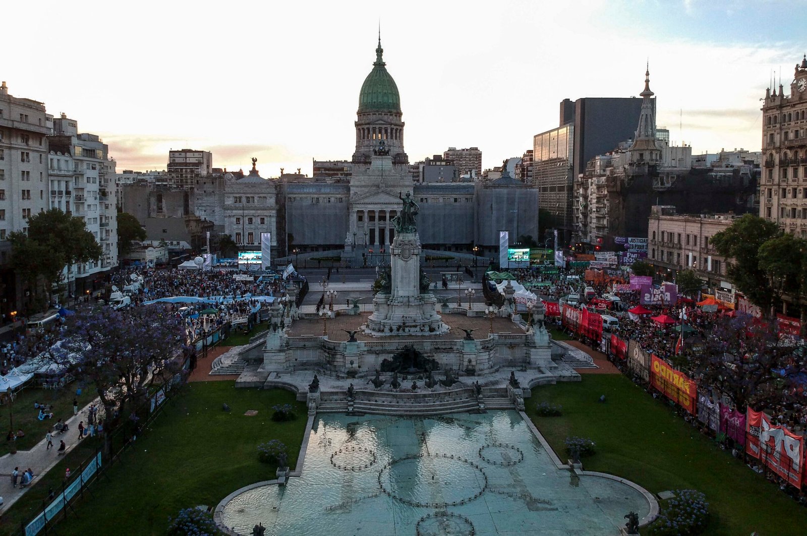 Manifestaciones a favor y en contra del derecho al aborto a las afueras del Congreso