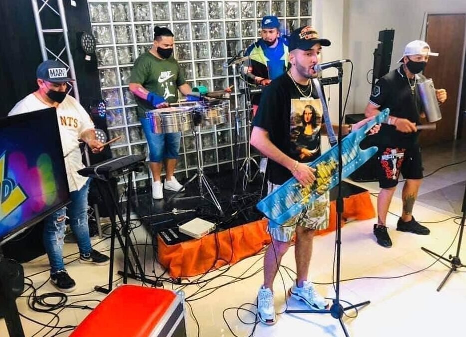 Músicos solidarios: los chicos de “La Mara Santos” realizan en Echeverría recitales populares a beneficio