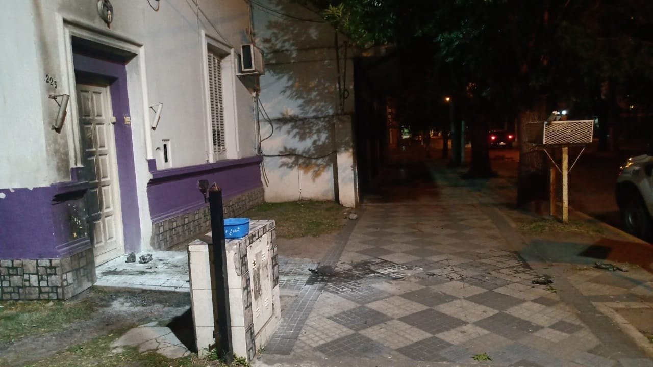 Lanzaron una bomba molotov a la Comisaría de la Mujer y la Familia en Monte Grande