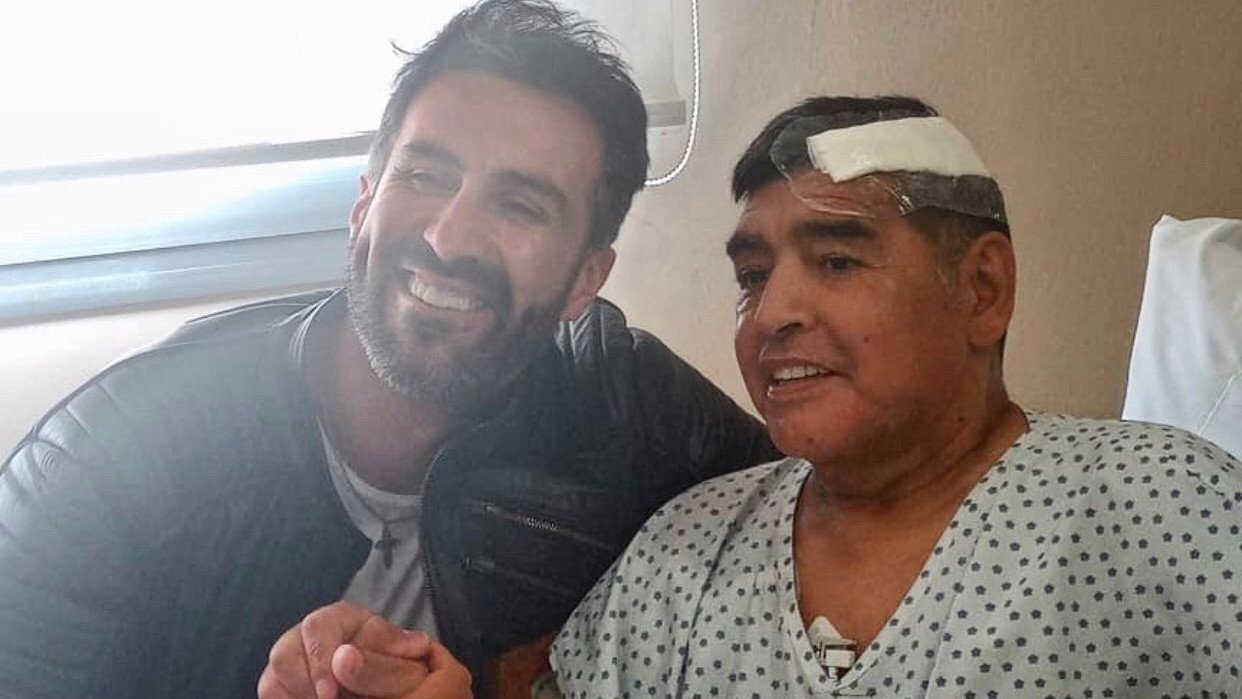 Aseguran que en dos clínicas aconsejaron no operar a Maradona por el hematoma en la cabeza