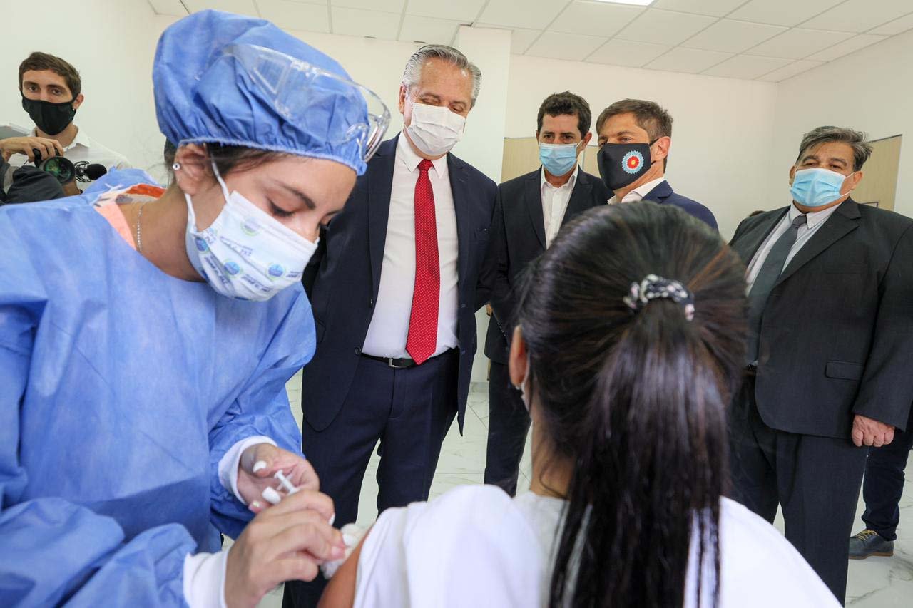 Fernández descartó un toque de queda pero analiza mecanismos para disipar las aglomeraciones