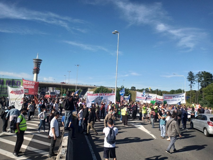 Protesta de trabajadores despedidos de Latam