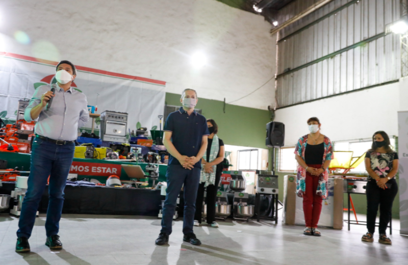 Fernando Gray y Daniel Arroyo entregaron maquinarias y herramientas a microemprendimientos