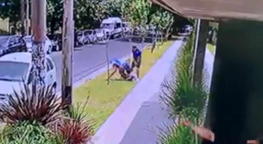 Detienen a uno de los agresores quienes en el centro de Lomas golpearon a un hombre para robarle el auto