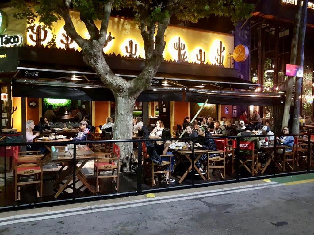 A un mes de la semipeatonalización de «Lanusita», más de 20 restaurantes colocaron terrazas