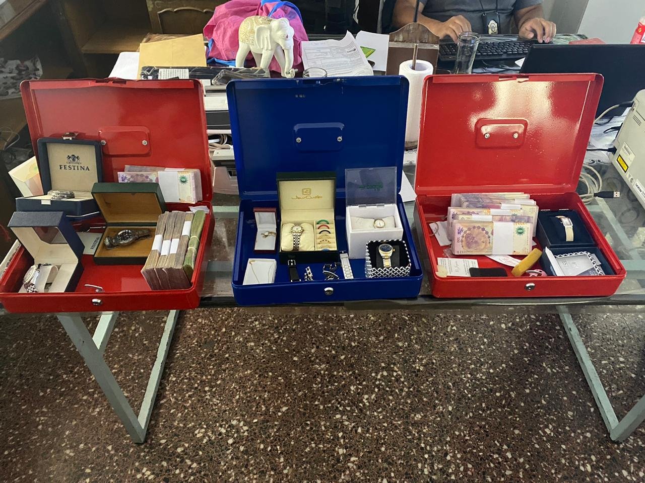 Villa Soldati, Lomas del Mirador y Temperley: desarticulan banda de extorsionadores e incautan dinero, alhajas, autos y armas