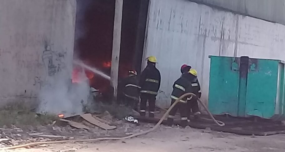 Incendio en una fábrica de cartón: 10 dotaciones combatieron las llamas