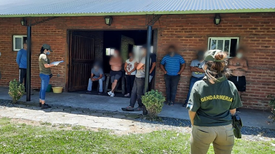 Explotación laboral: Gendarmería allanó el campo de Cañuelas denunciado